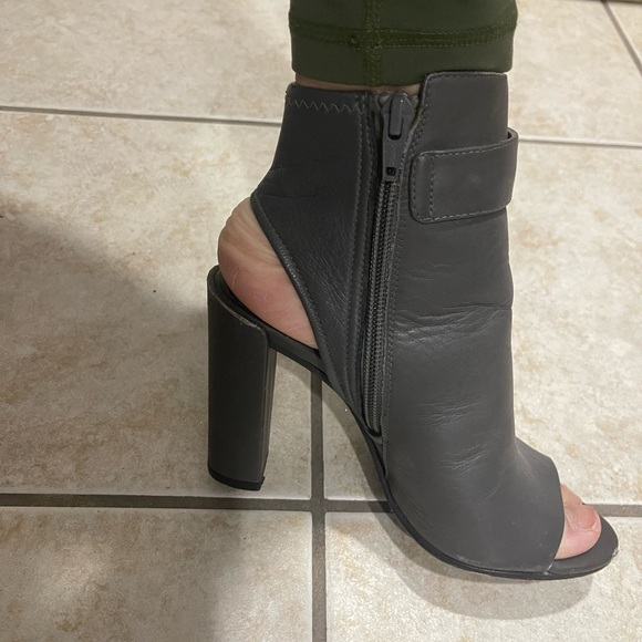Vince Brigham Gray Peep Toe Booties 5.5 - Picture 6 of 7